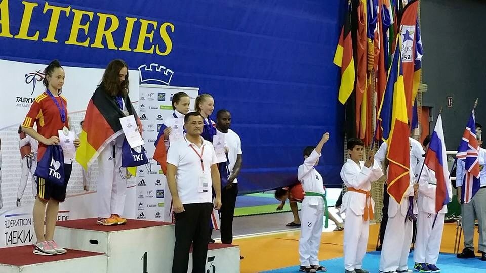 Lucas, Malik et Amina en porte drapeau